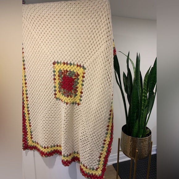 Beautiful crochet throw blanket - Picture 1 of 5